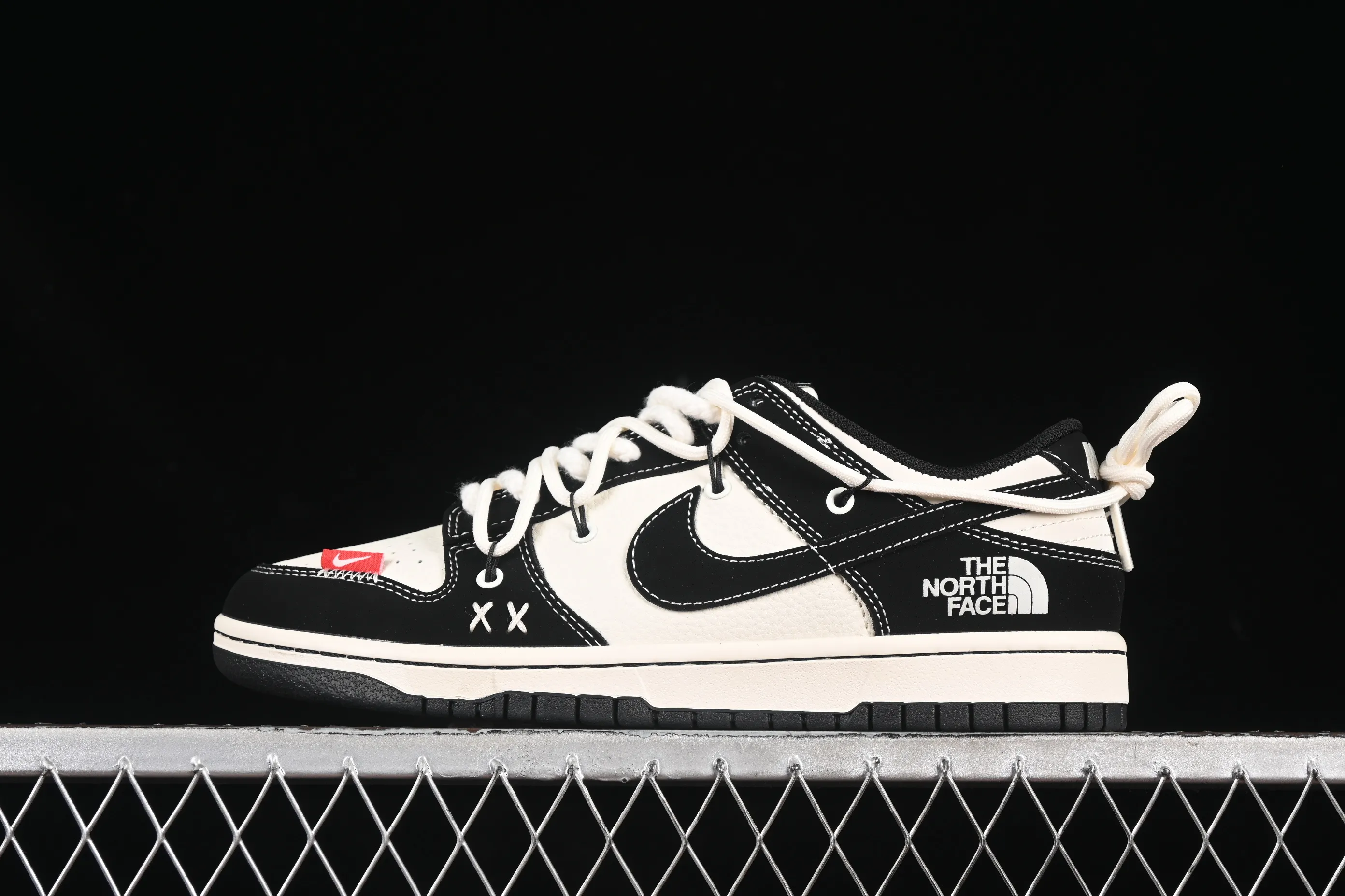 All categories Nk SB Dunk Series Nk SB Dunk Low High-end customization Low-top sneakers Nike SB Dunk Low North series Strap black and white black hook Anniversary high-end customization Low-top casual sneakers YX5066-287